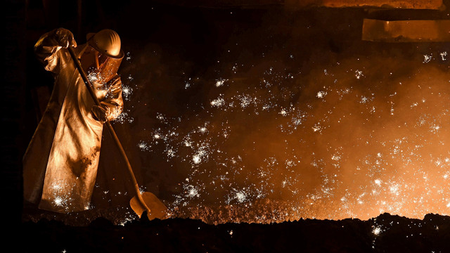 Ilustrasi industri baja. Foto: Fabian Bimmer/REUTERS