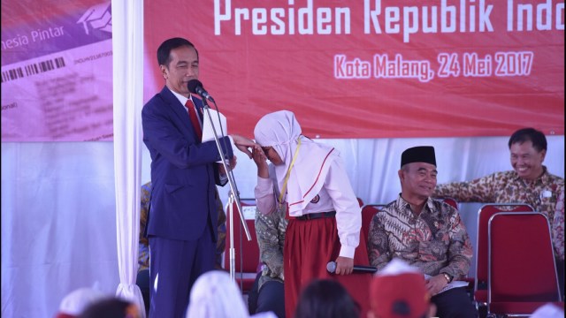 Presiden Jokowi membagikan KIP di Malang (Foto: Setkab )