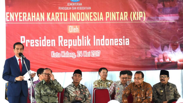 Kunjungan Jokowi ke Malang memberikan KIP (Foto: Rusman/Biro Pers Setpres)