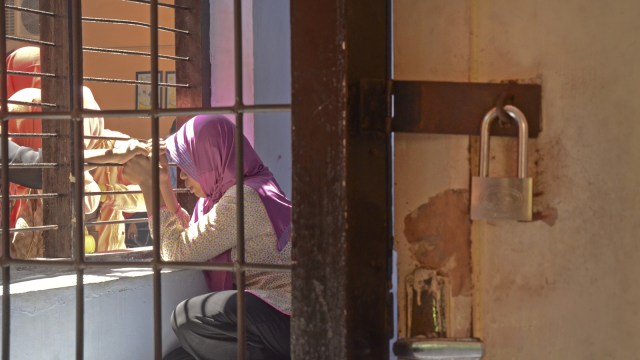 Baiq Nuril menunggu sidang (Foto: Antara/Ahmad Subaidi)