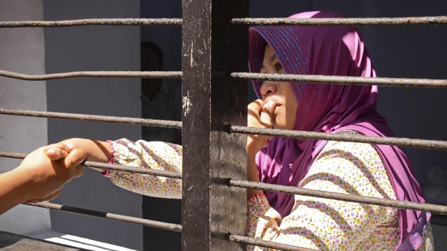 Baiq Nuril menunggu sidang (Foto: Antara/Ahmad Subaidi)