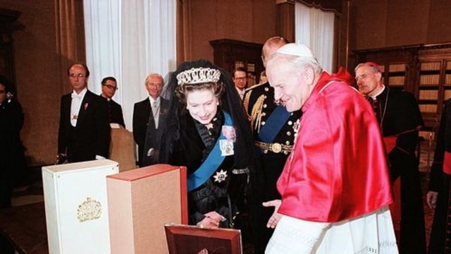 Ratu Elizabeth II dan Paus Yohanes Paulus II (Foto: Flickr)