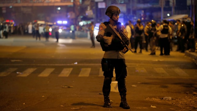 Petugas berjaga di TKP Bom Kampung Melayu (Foto: REUTERS/Beawiharta)