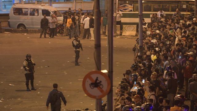 Situasi TKP bom bunuh diri Kampung Melayu (Foto: Antara/Sigid Kurniawan)