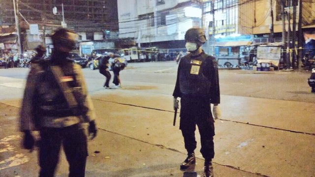 Polisi berjaga di area bom Kampung Melayu (Foto: Twitter: @TMCPoldaMetro)