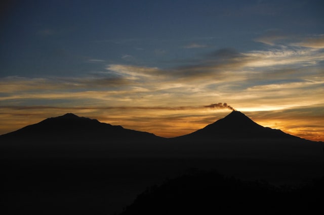 Menyaksikan Matahari Terbit dari Puncak Suroloyo yang Damai dan Sepi (3)