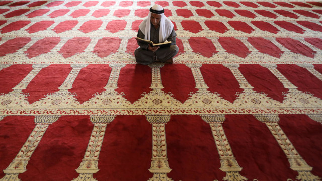 Seorang Palestin mengaji di Masjid Al Aqsa (Foto: REUTERS/Ammar Awad)