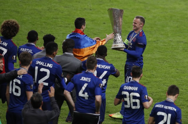 Wayne Rooney merayakan trofi Liga Europa (Foto: Phil Noble/Reuters )