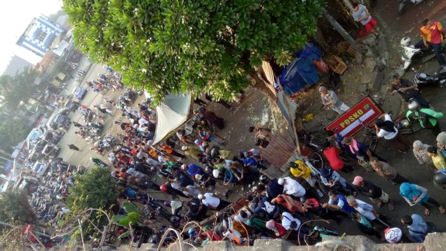 Warga berkerumun di TKP Bom Kampung Melayu (Foto: Denny Armandhanu/kumparan)