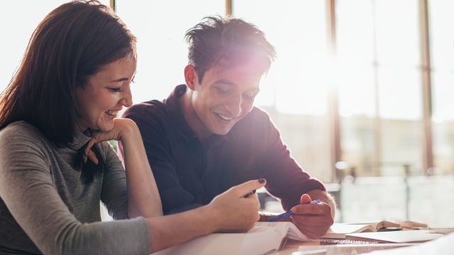 Menanyakan pendapat (Foto: Thinkstock)