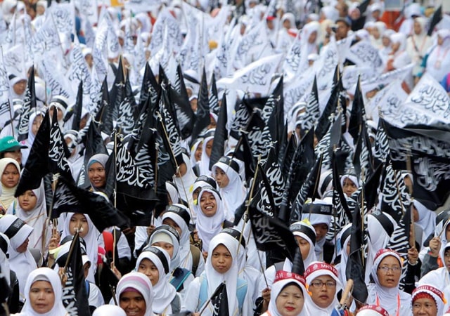 "Kita Hidup di Bumi, bukan di Awang-awang" (Nasihat untuk HTI)