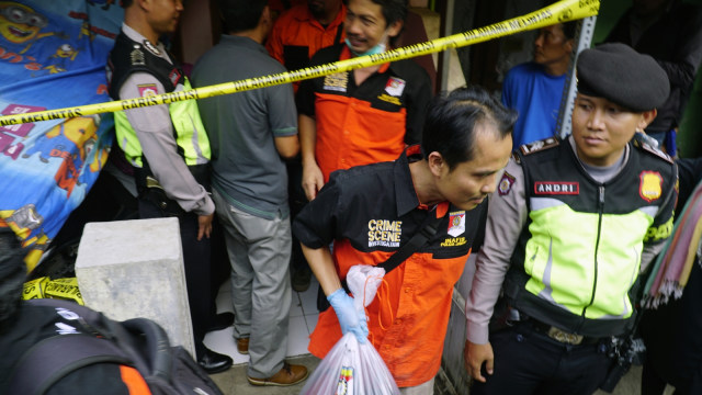 Penggeledahan Rumah Pelaku Bom Kampung Melayu (Foto: Antara/Agus Bebeng)