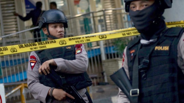 Polisi berjaga di TKP ledakan Kp. Melayu. (Foto: Fanny Kusumawardhani/kumparan)