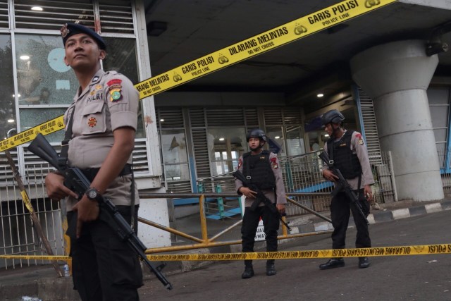 Penjagaan polisi di lokasi ledakan. (Foto: Fanny Kusumawardhani/kumparan)