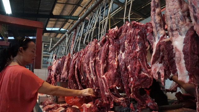 Masyarakat membeli daging sapi Foto: Aditia Noviansyah/kumparan