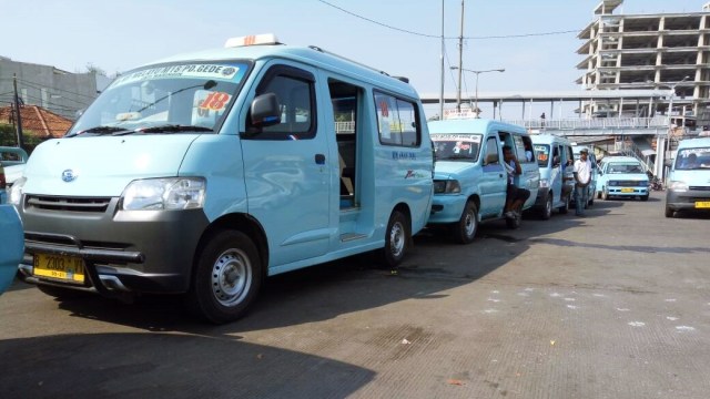Bus dan angkot beroperasi di Kampung Melayu (Foto: Diah Harni/kumparan)