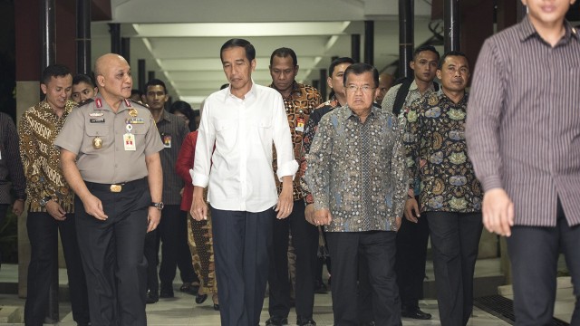 Jokowi dan JK menjenguk korban bom Kampung Melayu (Foto: Agung Rajasa/Antara)