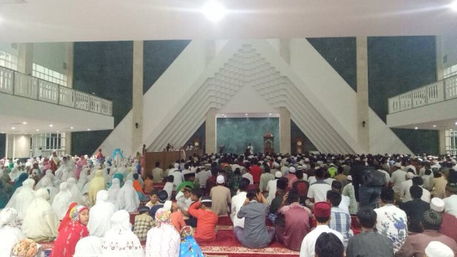 Djarot salat tarawih di Masjid Daan Mogot (Foto: Nadia Riso/kumparan)