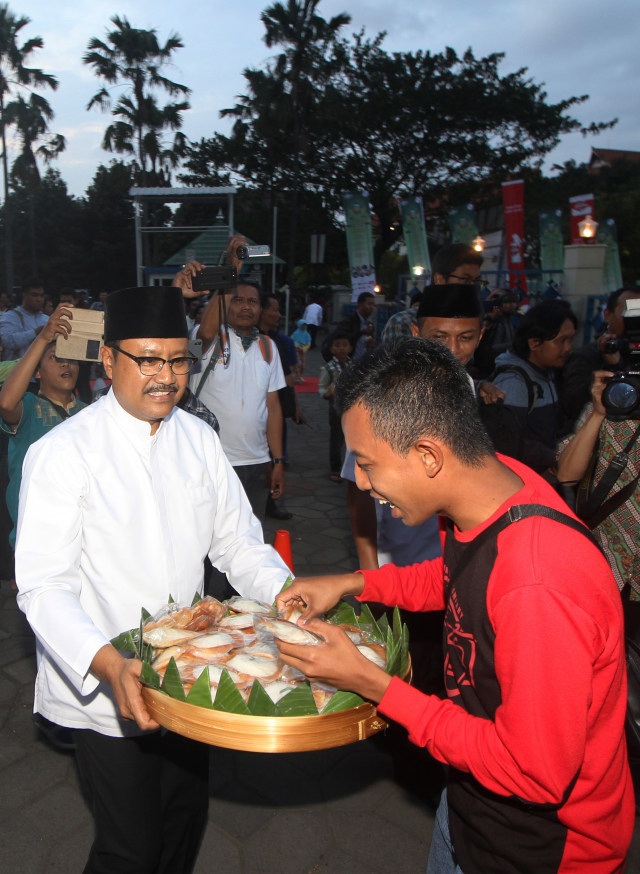 Kue apem di 'Fesival Ramadhan' di Surabaya. (Foto: Moch Asim/Antara)