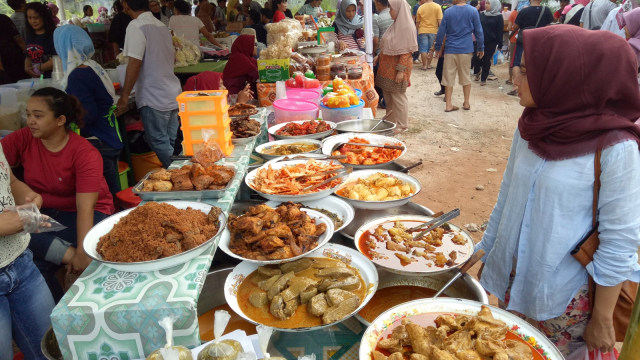 Berburu Takjil di Bendungan Hilir (Foto: Kevin Kurnianto/kumparan)