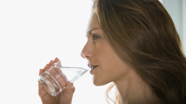 Minum air mineral (Foto:  Thinkstock)