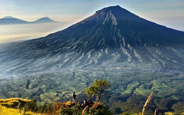 Pemandangan Gunung Sumbing dari Sindoro Foto: Naufal Abdurrasyid/kumparan