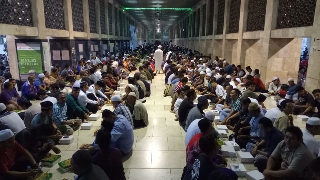 Buka Bersama di Masjid Istiqlal (Foto: Kevin Kurnianto/kumparan)