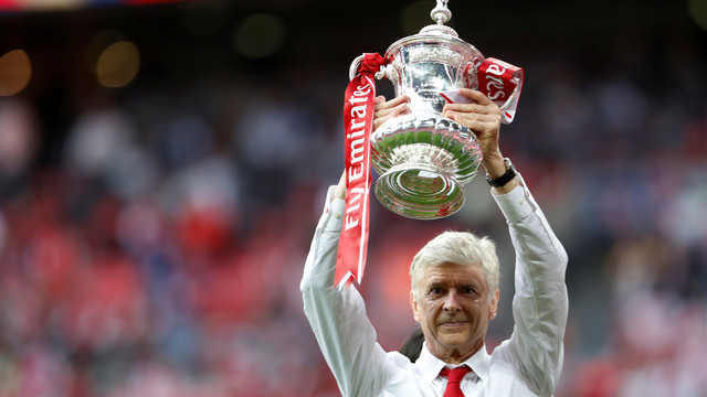 Wenger dengan trofi Piala FA. (Foto: Reuters/Lee Smith)