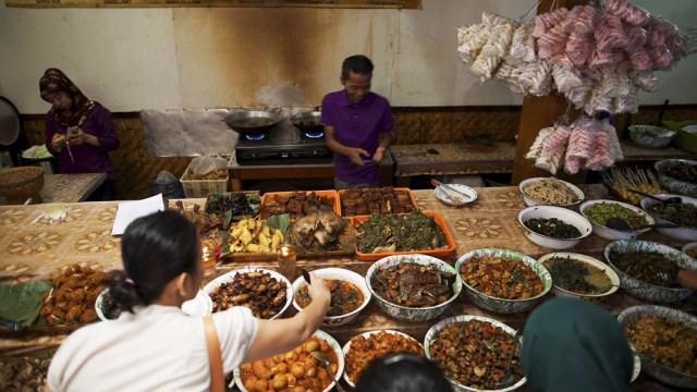 5 Tempat Makan di Bandung ini Bikin Perut Kenyang Dompet pun Tenang (4)