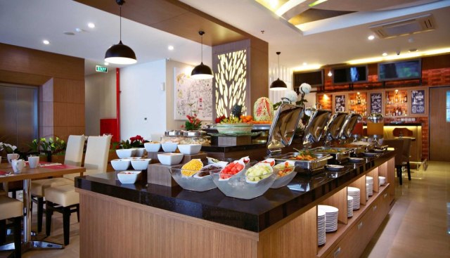 Nggak Harus di Restoran, 4 Hotel ini Menyediakan Paket Buka Puasa Bersama yang Seru (3)