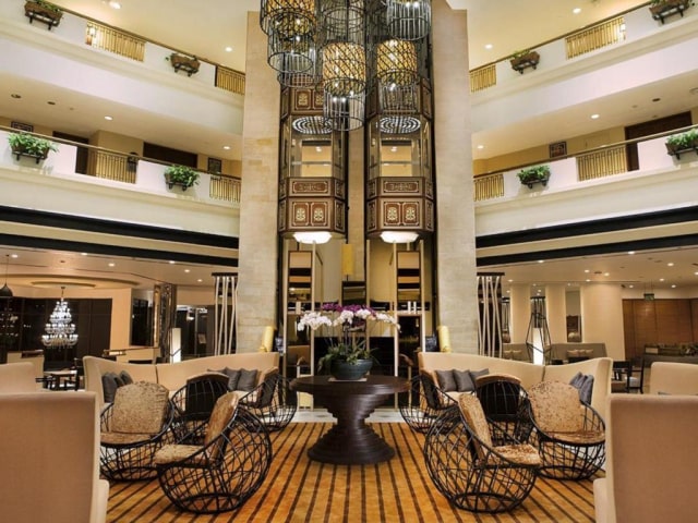 Nggak Harus di Restoran, 4 Hotel ini Menyediakan Paket Buka Puasa Bersama yang Seru (1)