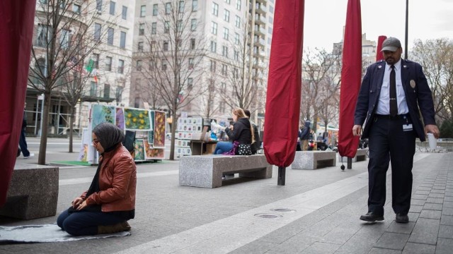 Foto muslimah salat di depan Museum New York (Foto: Dok. @placesyoullpray)