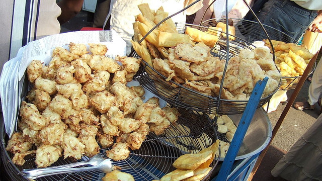Gorengan, menu buka puasa favorit (Foto: Wikimedia Commons)