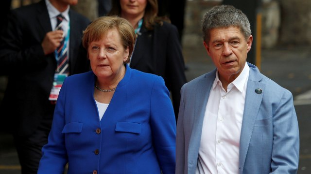 PM Angela Merkel dan suami, Joachim. (Foto: Reuters/Darrin Zammit Lupi)