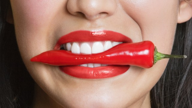 Mengonsumsi cabai. (Foto: Thinkstock)