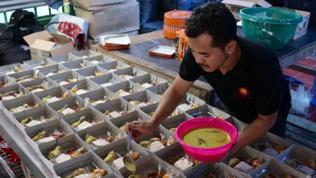 Persiapan pembagian takjil di Masjid Istiqlal (Foto: Fanny Kusumawardhani/kumparan)