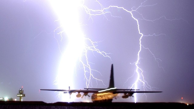 Ilustrasi petir menyambar pesawat (Foto: Pixabay)