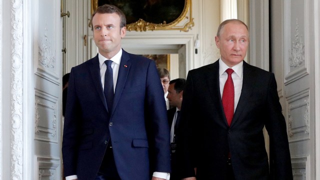Emmanuel Macron dan Vladimir Putin. (Foto: REUTERS/Philippe Wojazer)