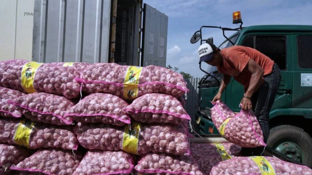 Operasi bawang putih di Pasar Kramat Jati (Foto: Aditia Noviansyah/kumparan)