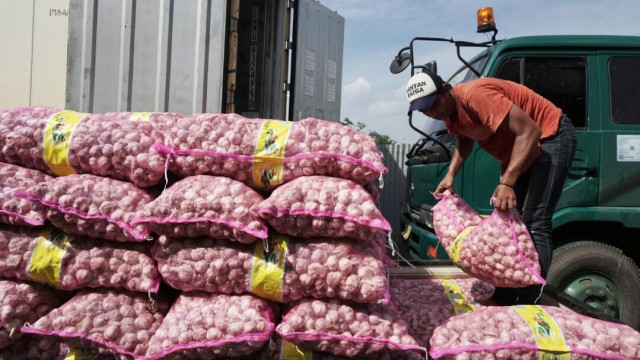 Bongkar muat bawang putih di pasar Kramat Jati. (Foto: Aditia Noviansyah/kumparan)