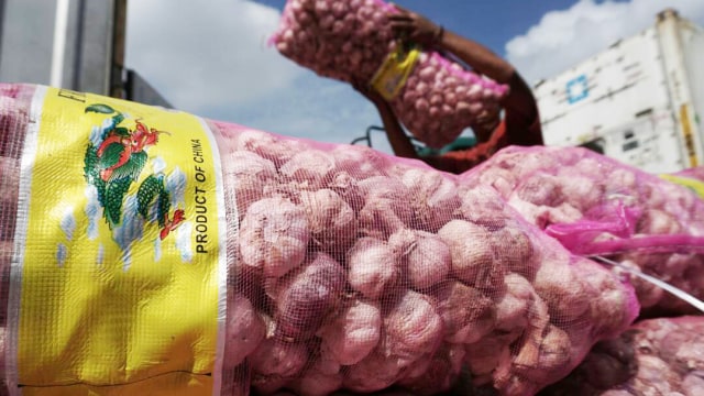 Bongkar muat bawang putih di pasar Kramat Jati. (Foto: Aditia Noviansyah/kumparan)