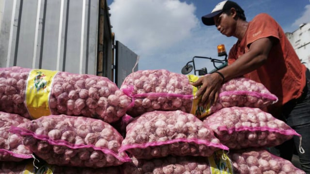 Bongkar muat bawang putih di pasar Kramat Jati. (Foto: Aditia Noviansyah/kumparan)