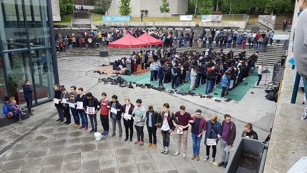 Mahasiswa di Inggris lindungi Muslim salat (Foto: Twitter/@MiddleEastEye )