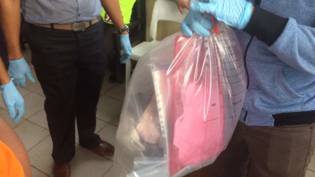 Barang bukti yang ditemukan di rumah teroris (Foto: Kelik Wahyu/kumparan)