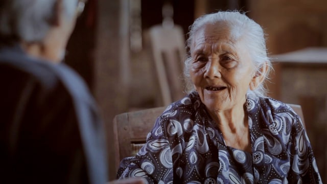 Adegan perjalanan Mbah Sri (Foto: Dok. Film Ziarah)