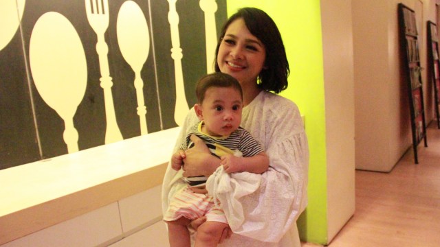 Andien dan sang anak. (Foto: Munady Widjaja)