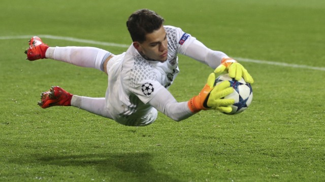 Siapkah Ederson gantikan Bravo? (Foto: AP Photo/Michael Probst)