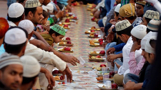Buka Puasa Bersama di India Foto: Reuters/Cathal McNaughton