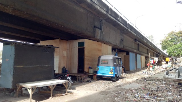 Rumah Bedeng di Kolong Flyover di Kalijodo (Foto: Wandha Hidayat/kumparan)