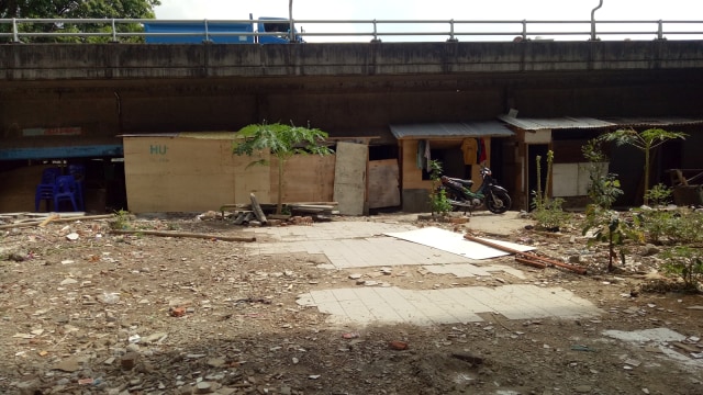 Rumah Bedeng di Kolong Flyover di Kalijodo (Foto: Wandha Hidayat/kumparan)